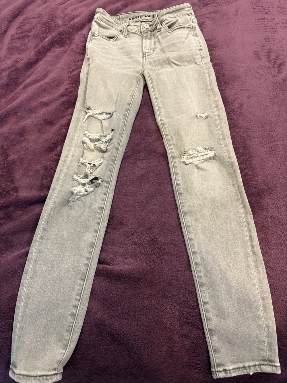American Eagle Outfitters Women’s Light Gray Distressed Skinny Jeans